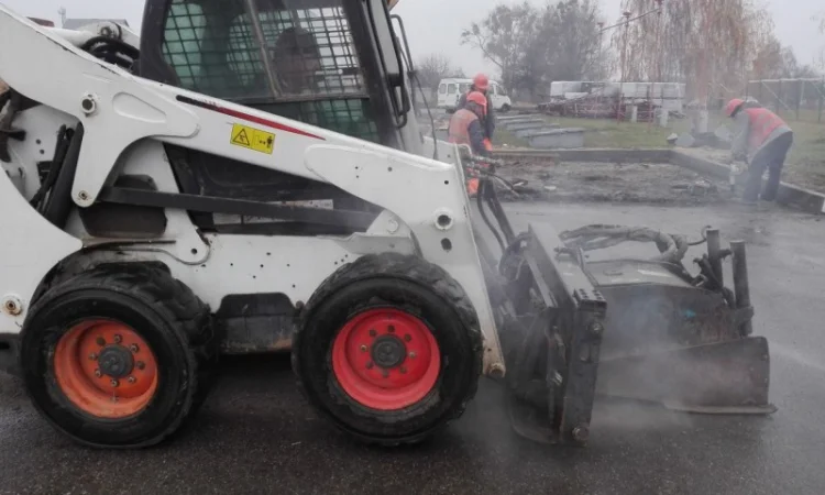 Мини-погрузчик BOBCAT S650(как S250), кабина, с ковшом и фрезой 50 см! В наличии - фото № 5