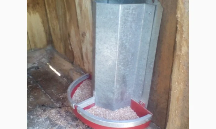 Кормушка пластиковая для кроликов - фото № 5