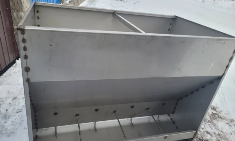 Годівниця для свиней з нержавіючої сталі двостороння по 4 кормомісця (4Х2) - фото № 1