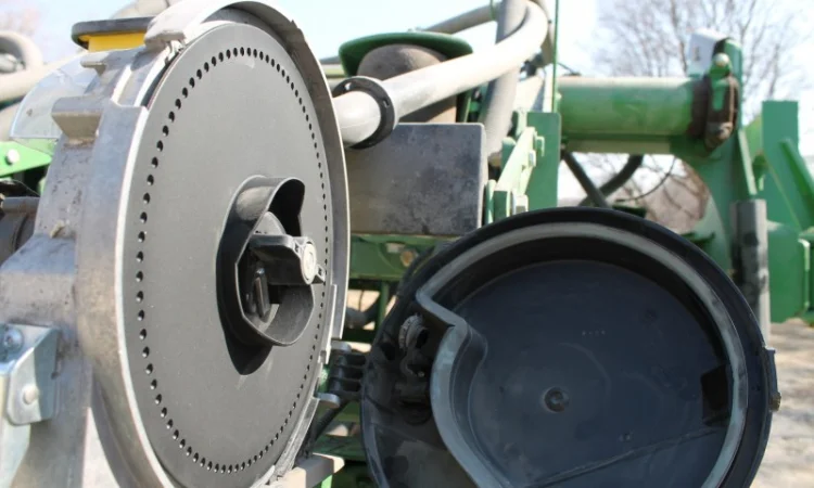ТОЧНЫЙ высев РАПСА сеялкой JOHN DEERE 7200 1770 1750 1780 Высевающие диски под рапс - фото № 1
