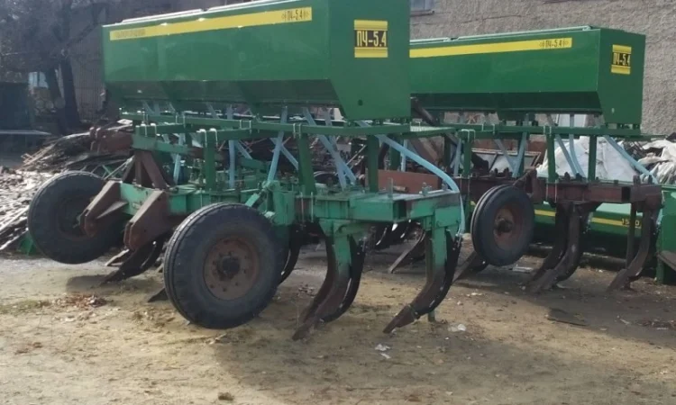 Система внесения сухих минеральных удобрений на глубокорыхлители - фото № 12