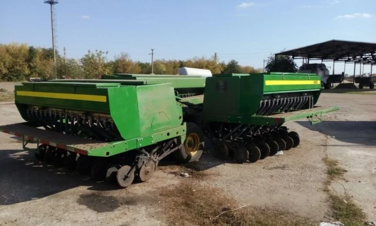 Туковые баки зерновых сеялок John Deere - фото № 7