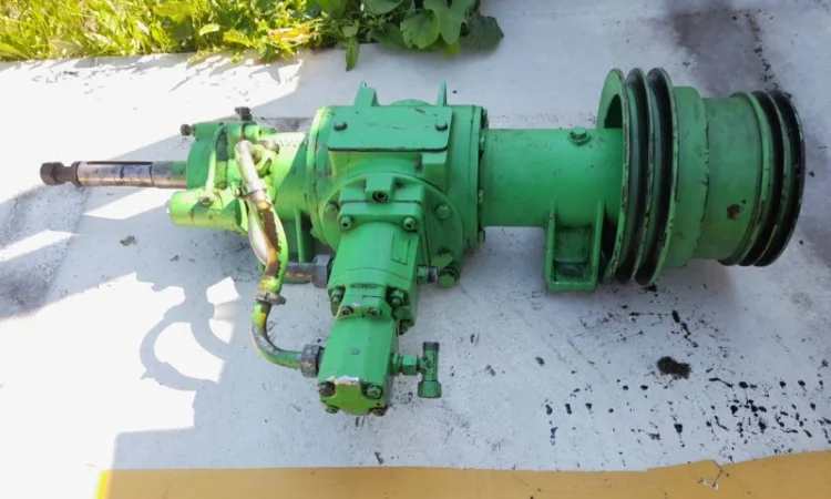 Для косарки Fortschritt E-303 конічний редуктор середній з гідронасосами і біноклем - фото № 1