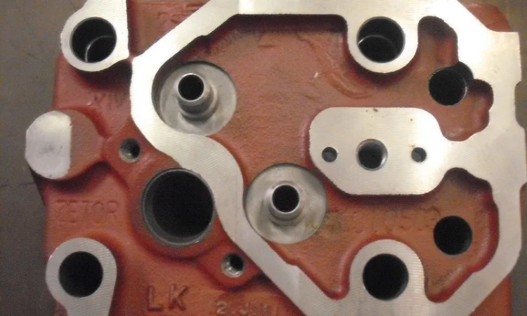 Головка блоку циліндрів ZETOR 4901, ZETOR 5201, ZETOR 5501, ZETOR 6901, ZETOR 7201 - фото № 1