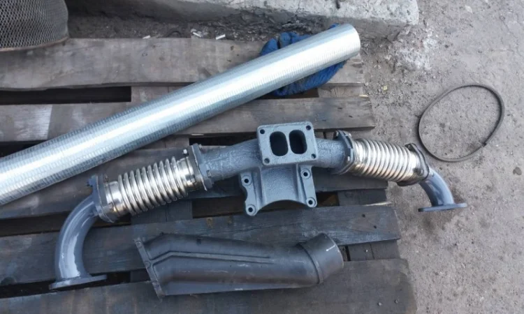 Патрубок-кронштейн в сборе Т-150, ХТЗ, ЯМЗ (236Н-1008480) - фото № 1