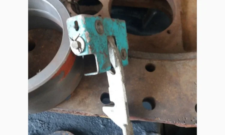 Защелка сетки радиатора Т-150 (150.47.063) - фото № 1