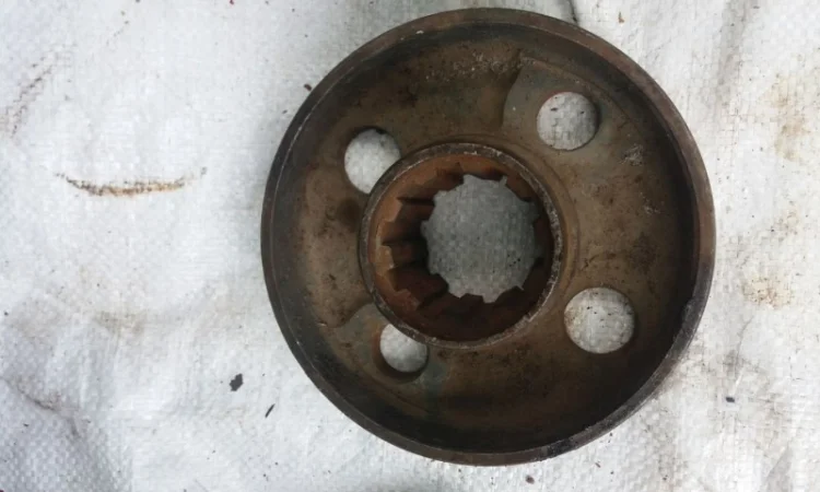 Вилка ведущая кардана Т-74 (74.36.403-1) - фото № 1