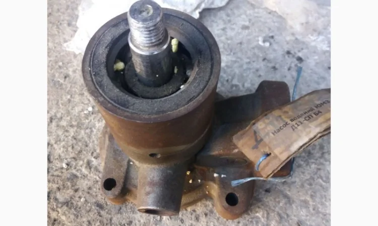 Насос водяной ЮМЗ-6 двигатель Д-65 п-во СССР - фото № 1