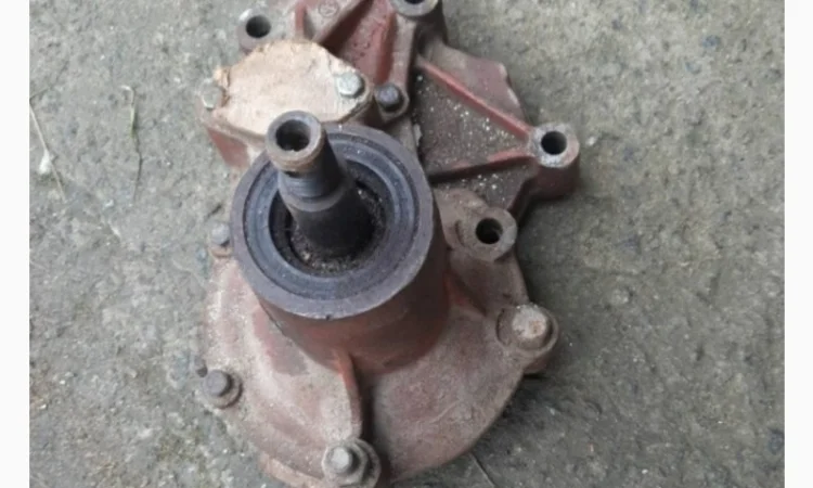 Насос водяной СМД-14 (ДТ-75, Т-74) п-во СССР - фото № 1