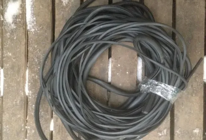 Уплотнитель стекла кабины Т-150, МТЗ, ЮМЗ (уплотнитель + замок) - фото № 1