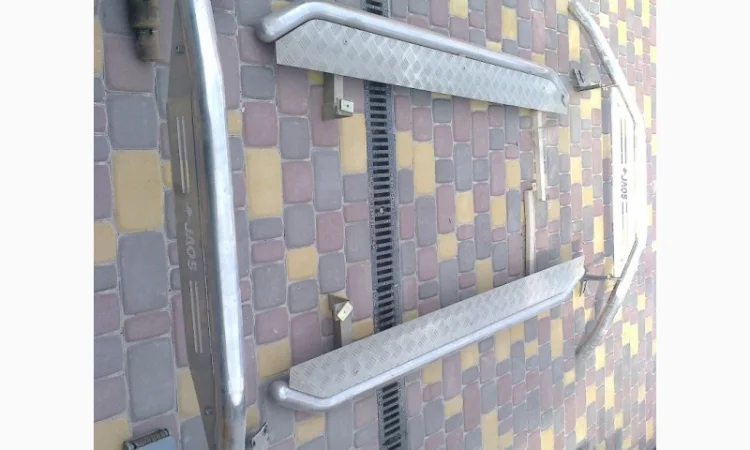 Комплект порогов LEXUS RX-300-350 фирма JAOS оригинал б/У - фото № 1