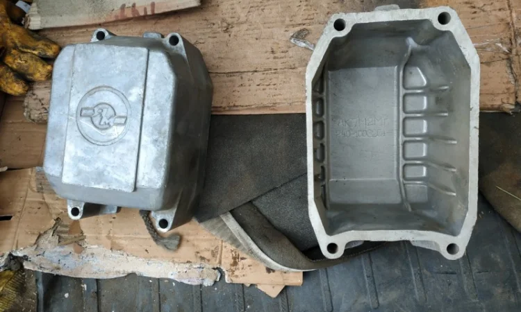 Крышка головки ЯМЗ-240 (раздельная) - фото № 1