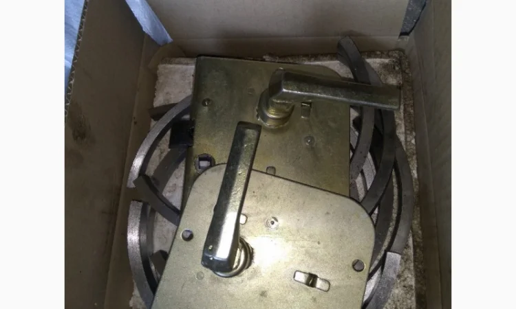 Замок двери Т-150 в сборе - фото № 1