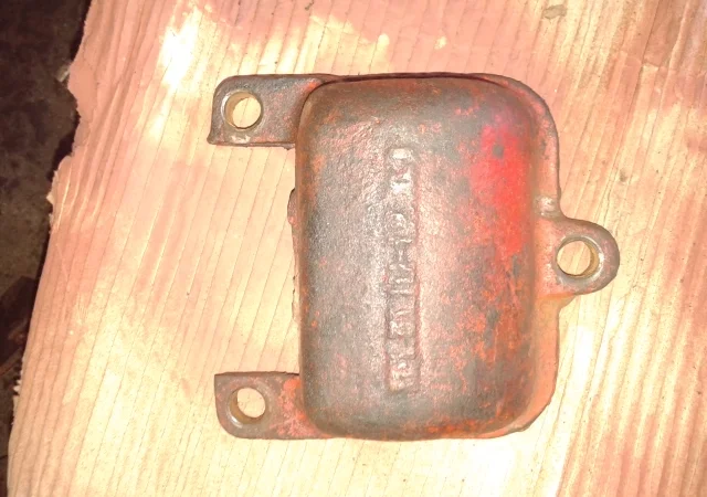 Крышка 151.31.111-1 переднего кронштейна рессоры, тракторов Т-151, Т-156 - фото № 1