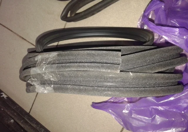 Уплотнение стекла двери Т-150 (бархатка) - фото № 2