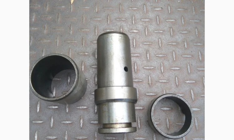 Ось вертикального шарнира Т-150К 151.30.137-1 в сборе - фото № 1