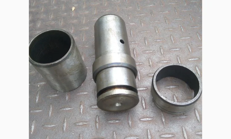 Ось вертикального шарнира Т-150К 151.30.137-1 в сборе - фото № 2