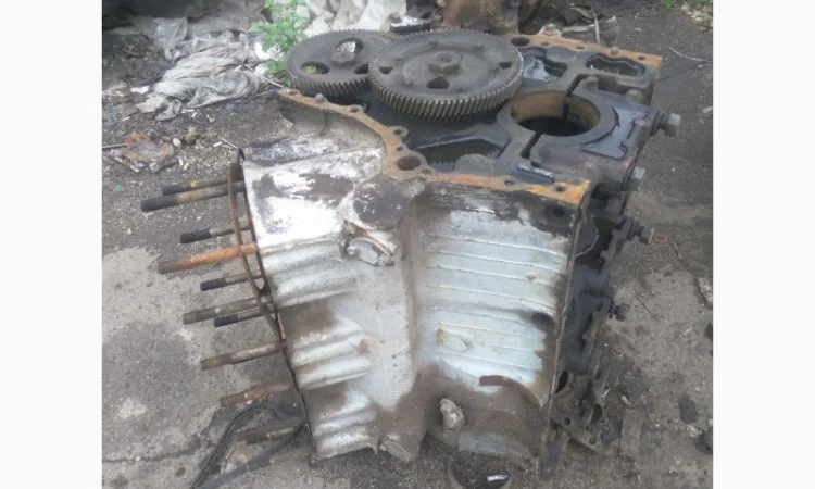 Блок двигателя ЯМЗ-236 - фото № 1