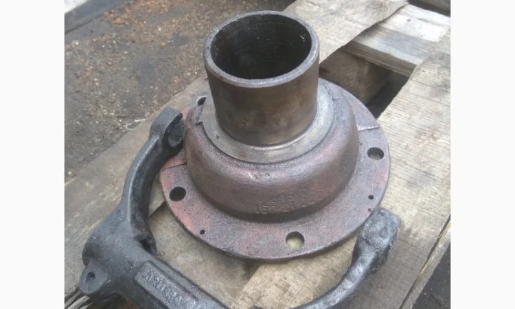 Стакан выжимного подшипника + вилка Т-150 - фото № 1