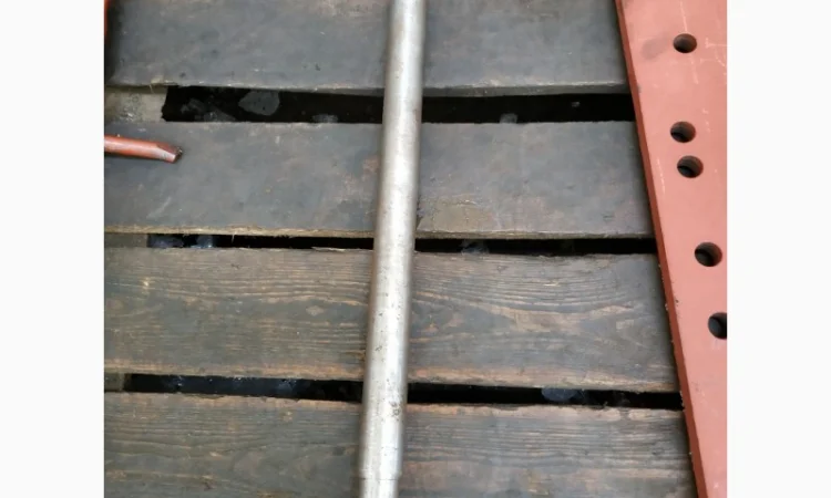 Вал нижний навески ЮМЗ завод в сборе - фото № 1