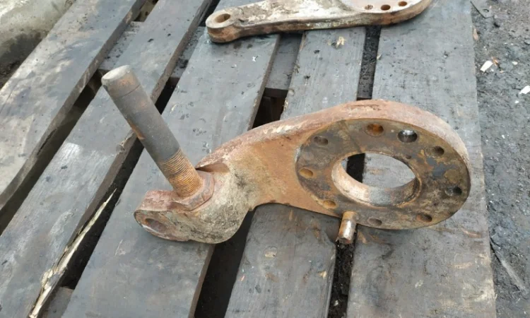 Кулак поворотный ХТЗ-121 (верхний) - фото № 1