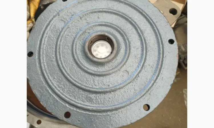 Крышка бортового редуктора Т-150 - фото № 1