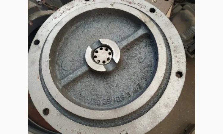 Крышка бортового редуктора Т-150 - фото № 2