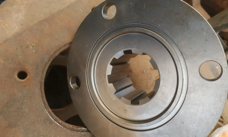 Фланец редуктора привода насосов К-700, К-701 (700А.00.16.020) 8 шлиц - фото № 1