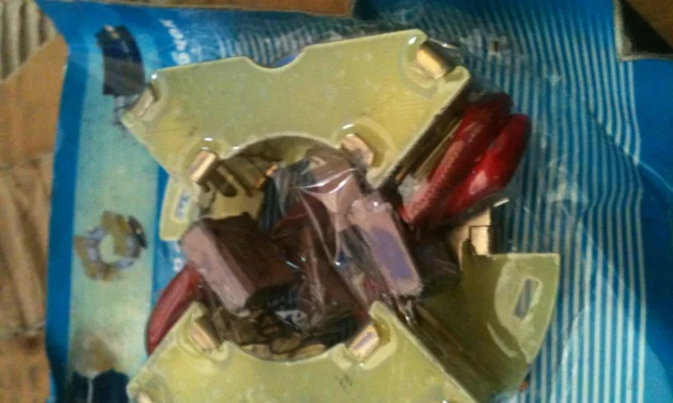 Щеткодержатель редукторного стартера МТЗ, ЮМЗ - фото № 1