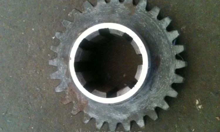 Шестерня Т-150 ведущ.вала перв.(Z 28) - фото № 1