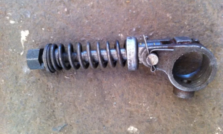 Серьга тормозка в сборе (метал.) Т-150 - фото № 1