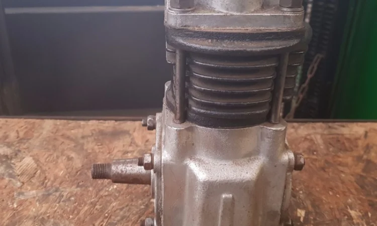 Компрессор пневматический ЮМЗ - фото № 1