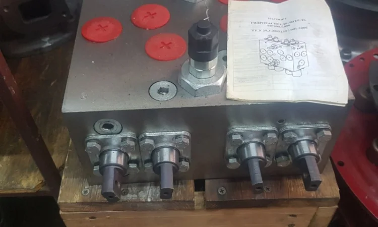 Гидрораспределитель Р200.3.000 (ЭО-2621, ЭО-2626 Сарэкс) - фото № 1