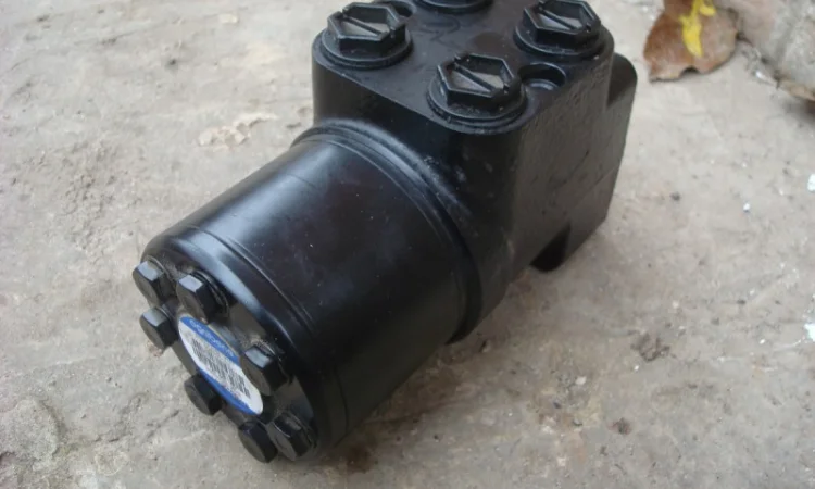 Насос-дозатор рулевого управления на ХТЗ и Т-150К (Италия) - фото № 1