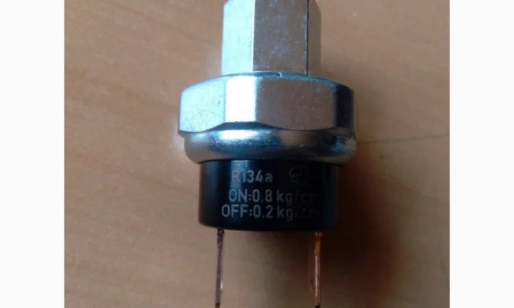 Датчик тиску кондиціонера CASE, FORD та NEW HOLLAND - фото № 1