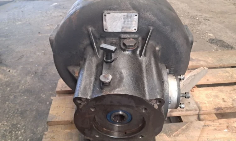 Редуктор кутовий КПП в зборі Manitou 224053 - фото № 1