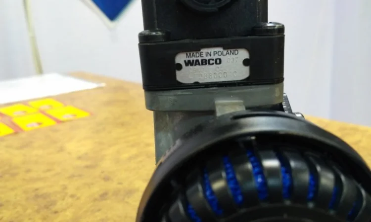 4728800010 Кран уровня пола WABCO на Magnum DXI, DAF, MAN - фото № 2