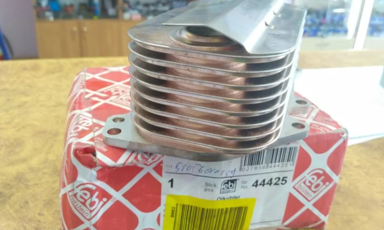 Масляный радиатор Febi 44425, Масляный радиатор 51056010179 Man TGL/TGM - фото № 1