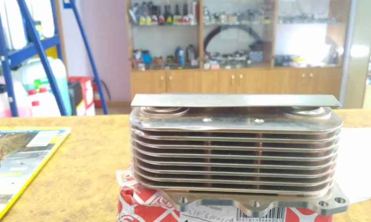 Масляный радиатор Febi 44425, Масляный радиатор 51056010179 Man TGL/TGM - фото № 2