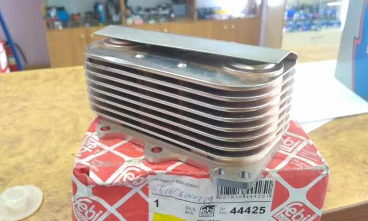 Масляный радиатор Febi 44425, Масляный радиатор 51056010179 Man TGL/TGM - фото № 3