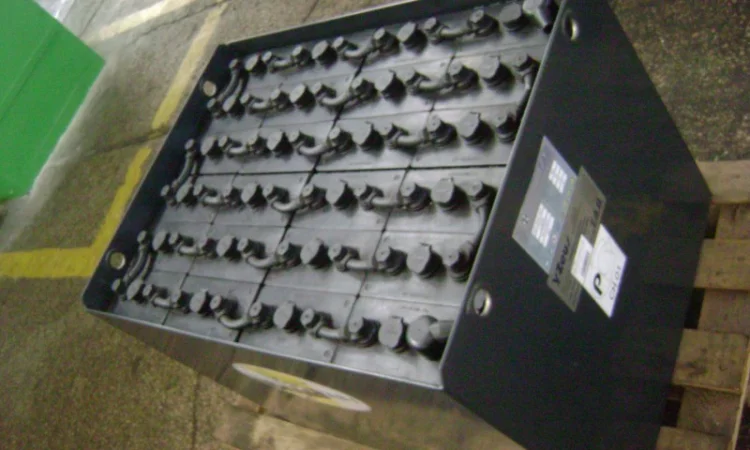 Продам тяговый аккумулятор для погрузчика Caterpillar - фото № 1