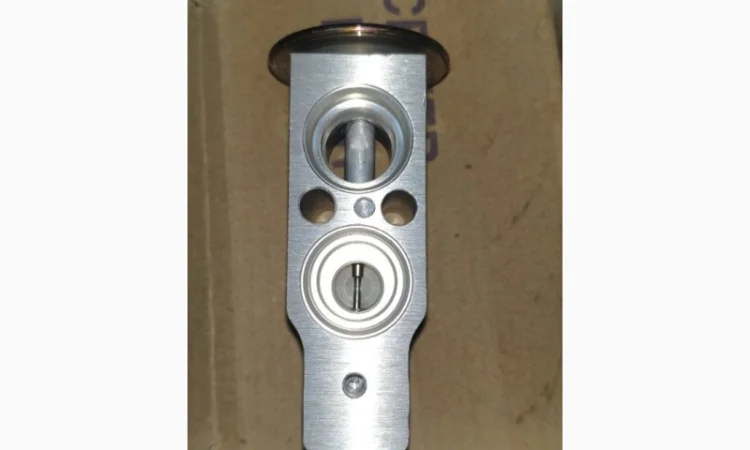 Терморегулирующий вентиль ТРВ Case, New Holland, Massey Ferguson, Deutz-Fahr 9966613 - фото № 1