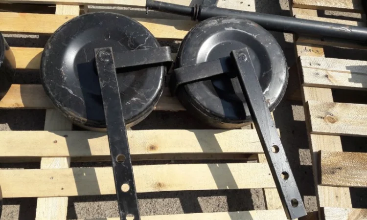 Левое колесо в сборе с стойкой однорядной картофелекопалки - фото № 3