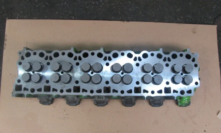Головка блока цилиндров (ГБЦ) к двигателю DEUTZ-FAHR 2013, б/у - фото № 1