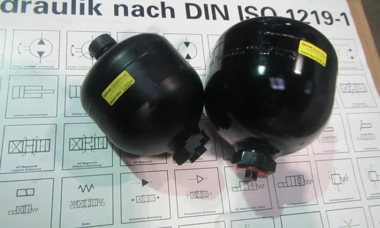 Гидравлические аккумуляторы (гидроакумуляторы) - фото № 1