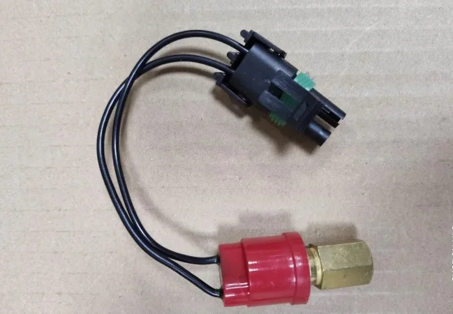 Датчик давления кондиционера Case/ New Holland/ John Deere (ON:15кгс/см2, OFF:20кгс/см2) - фото № 1