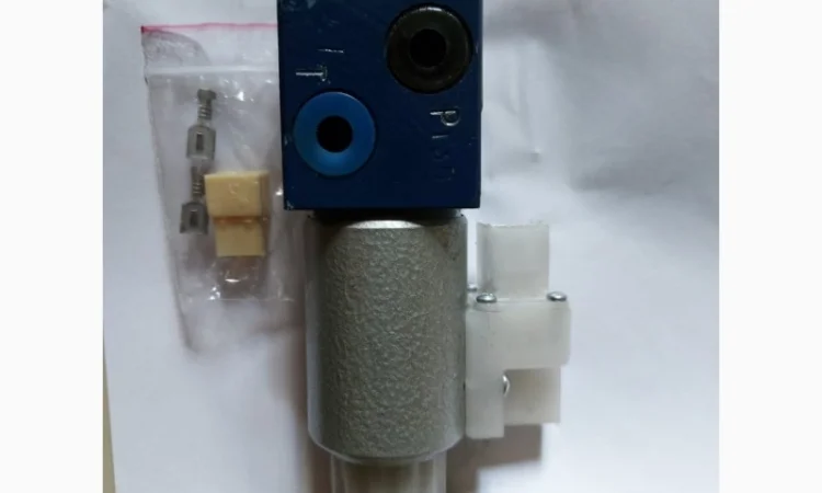 Распределитель с электромагнитным управлением ( электроклапан) автокрана "Дрогобычи " - фото № 1