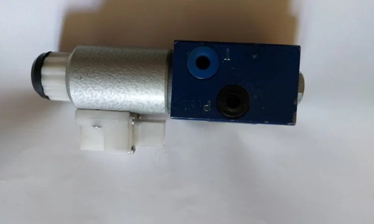 Распределитель с электромагнитным управлением ( электроклапан) автокрана "Дрогобычи " - фото № 2