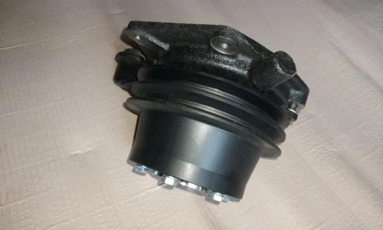 Водяной насос, помпа двигателя Mielec SW 680 погрузчика L-34 - фото № 1