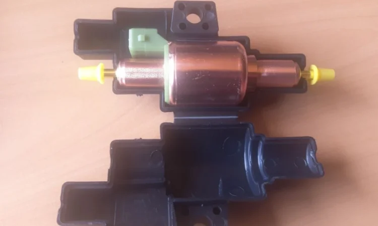 Захисний чохол-кронштейн для паливного насоса автономного обігрівача - фото № 1